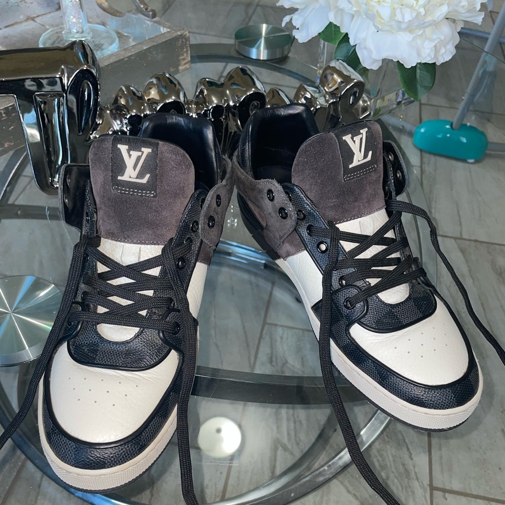 Like new , beautiful , rare, limited, confortable and expensive LV sneakers